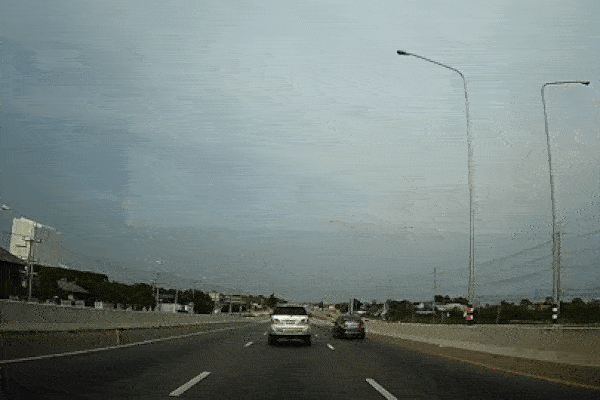 Tài xế đứng tim khi chiếc búa bay thẳng vào kính xe trên cao tốc Thái Lan