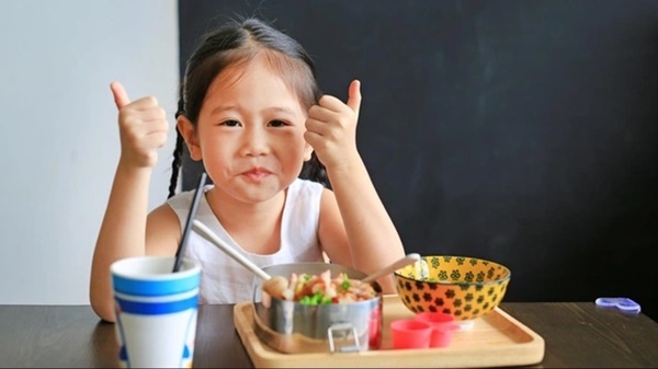 Con gái diễn viên Minh Tiệp học lớp 6 cao 1m64, bí quyết ở cách ăn: Muốn con cao, đừng quên 5 nhóm thực phẩm cho bữa sáng-3