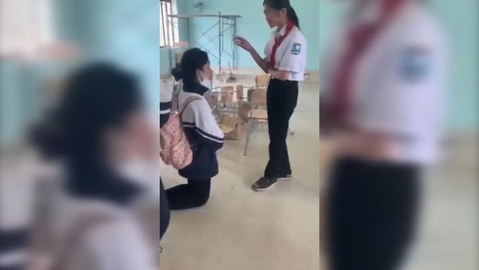 Xôn xao clip nữ sinh bị quỳ, bị tát liên tiếp vào mặt-1