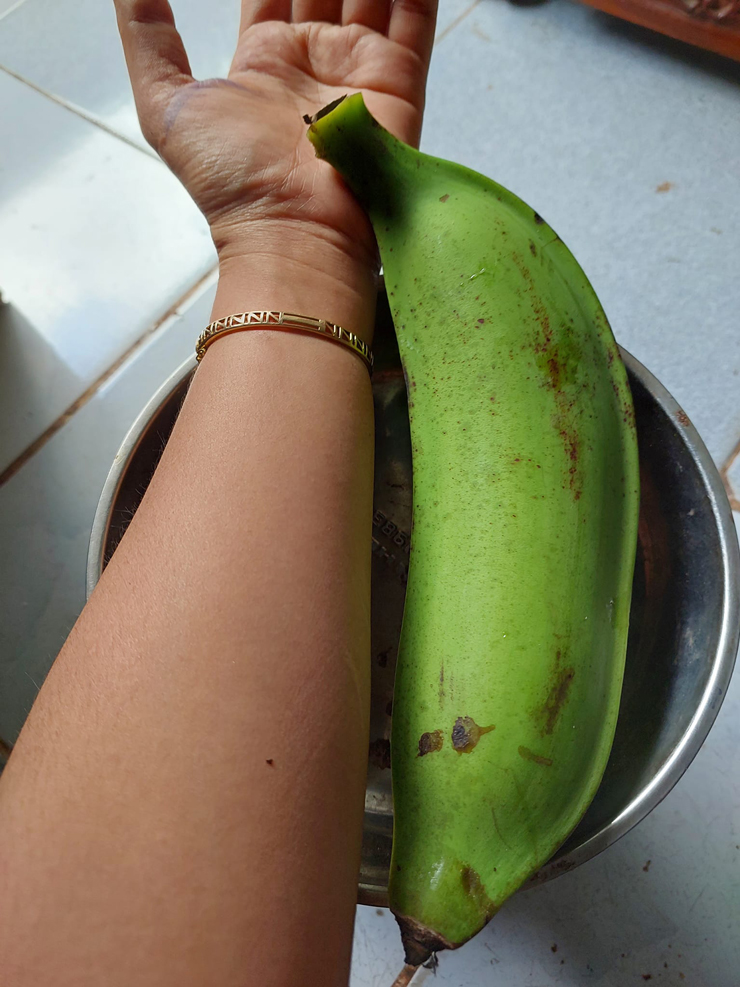 Loại chuối khổng lồ”, có quả nặng hơn 1kg, giá bán lên đến 25.000 đồng/quả-1