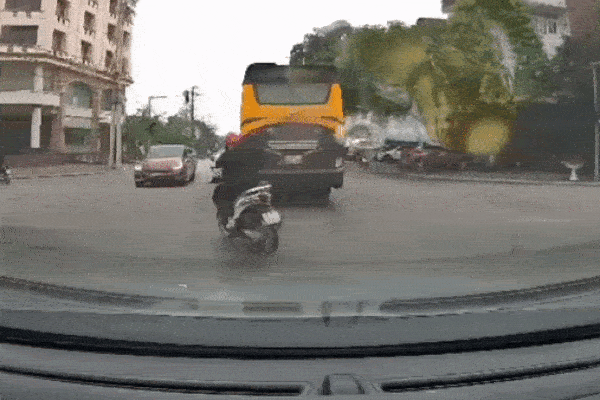 Tài xế xe máy ngã đau vì đi ẩu