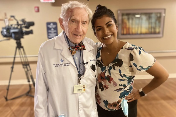 Bí quyết thọ 101 tuổi của vị bác sĩ đạt kỷ lục Guinness vì có thời gian hành nghề lâu nhất thế giới-1