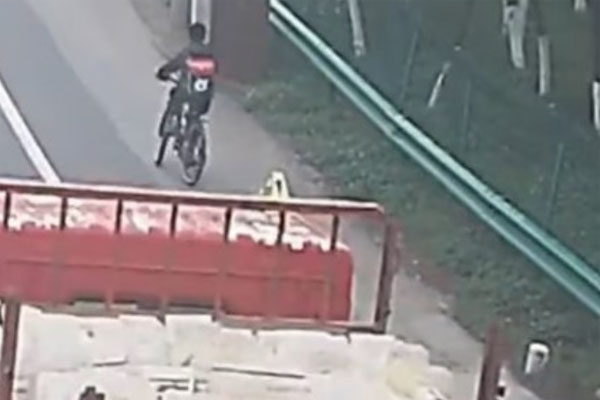 Cậu bé 11 tuổi đạp xe gần 130km đến nhà bà ngoại vì lý do không ngờ-2