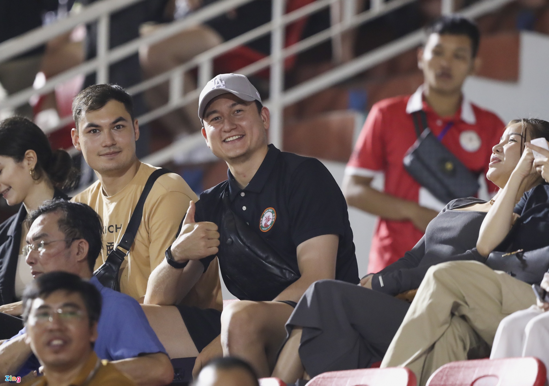 Đặng Văn Lâm cùng bạn gái đến cổ vũ CLB Bình Định-1