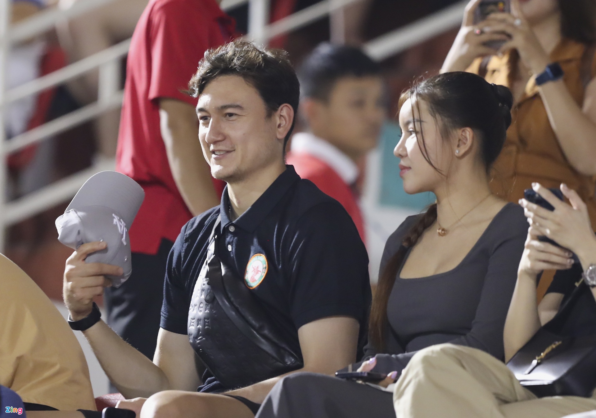 Đặng Văn Lâm cùng bạn gái đến cổ vũ CLB Bình Định-2