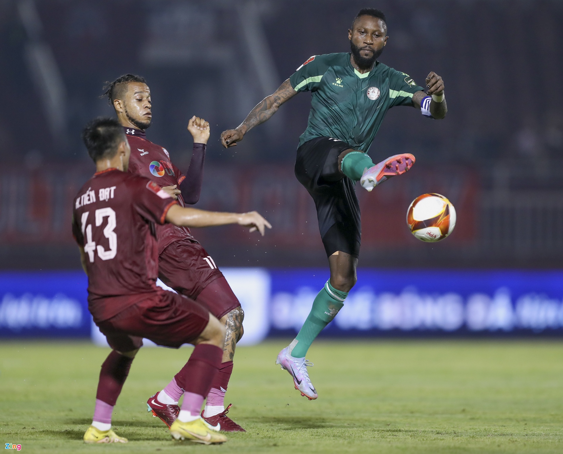 Đặng Văn Lâm cùng bạn gái đến cổ vũ CLB Bình Định-3