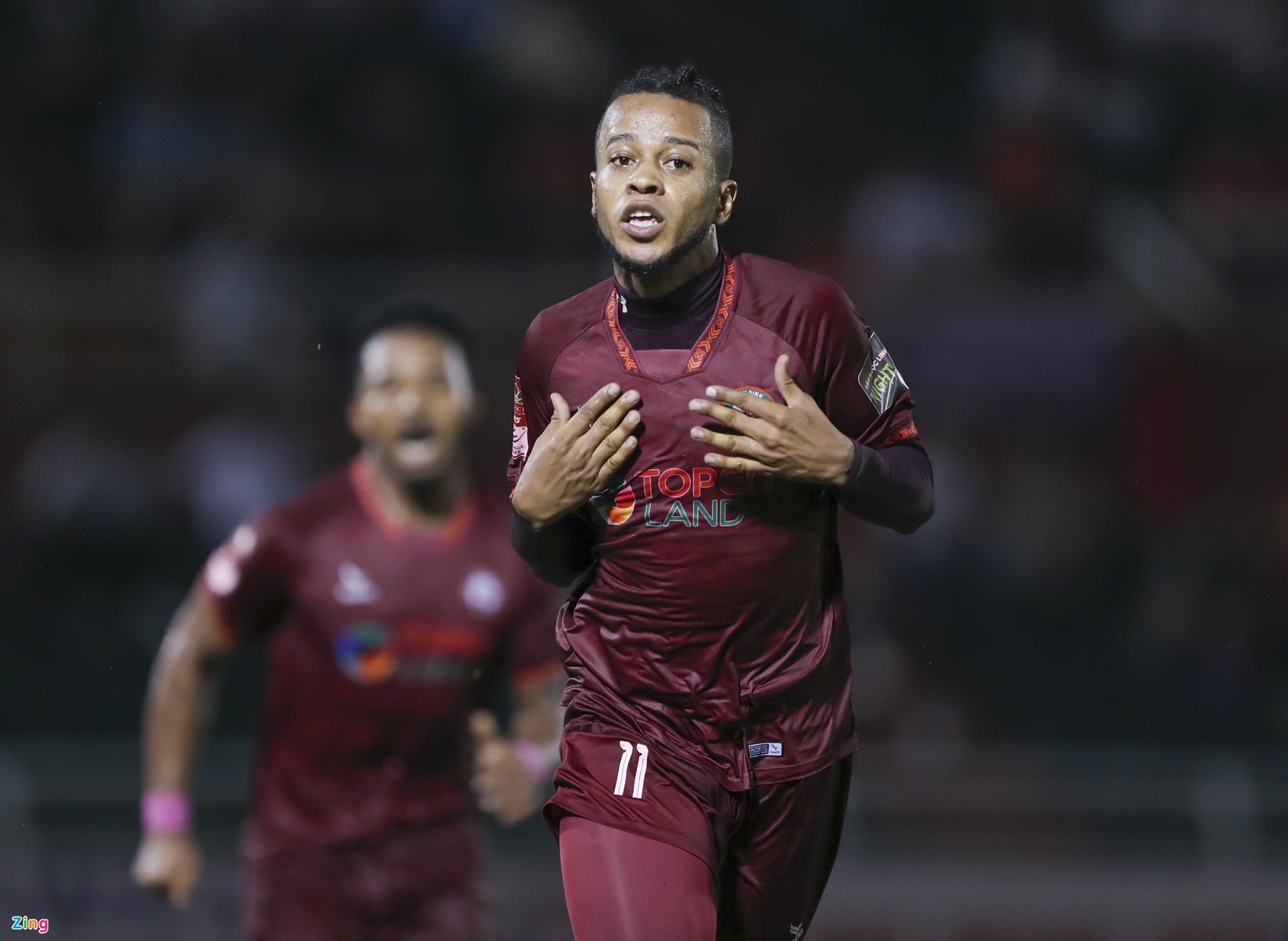 Đặng Văn Lâm cùng bạn gái đến cổ vũ CLB Bình Định-5