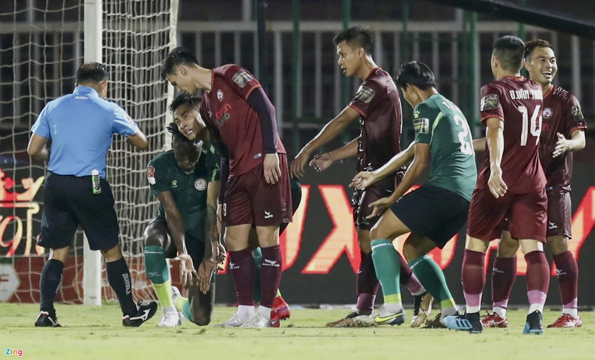 Đặng Văn Lâm cùng bạn gái đến cổ vũ CLB Bình Định-7