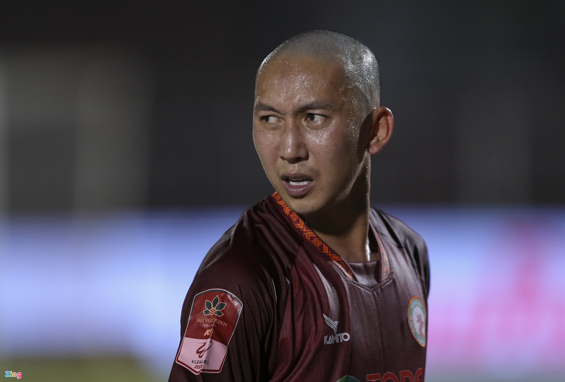 Đặng Văn Lâm cùng bạn gái đến cổ vũ CLB Bình Định-10