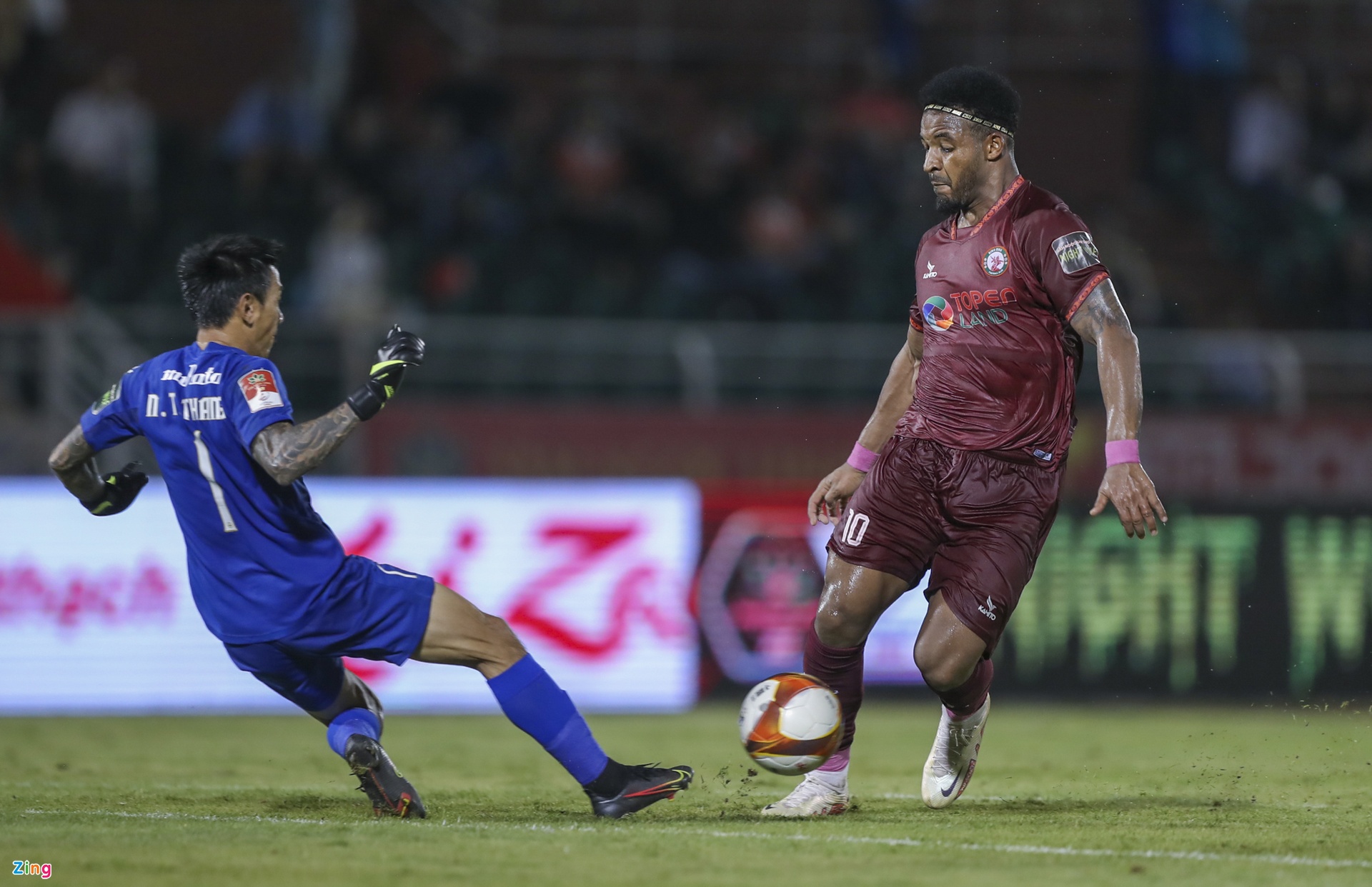 Đặng Văn Lâm cùng bạn gái đến cổ vũ CLB Bình Định-8