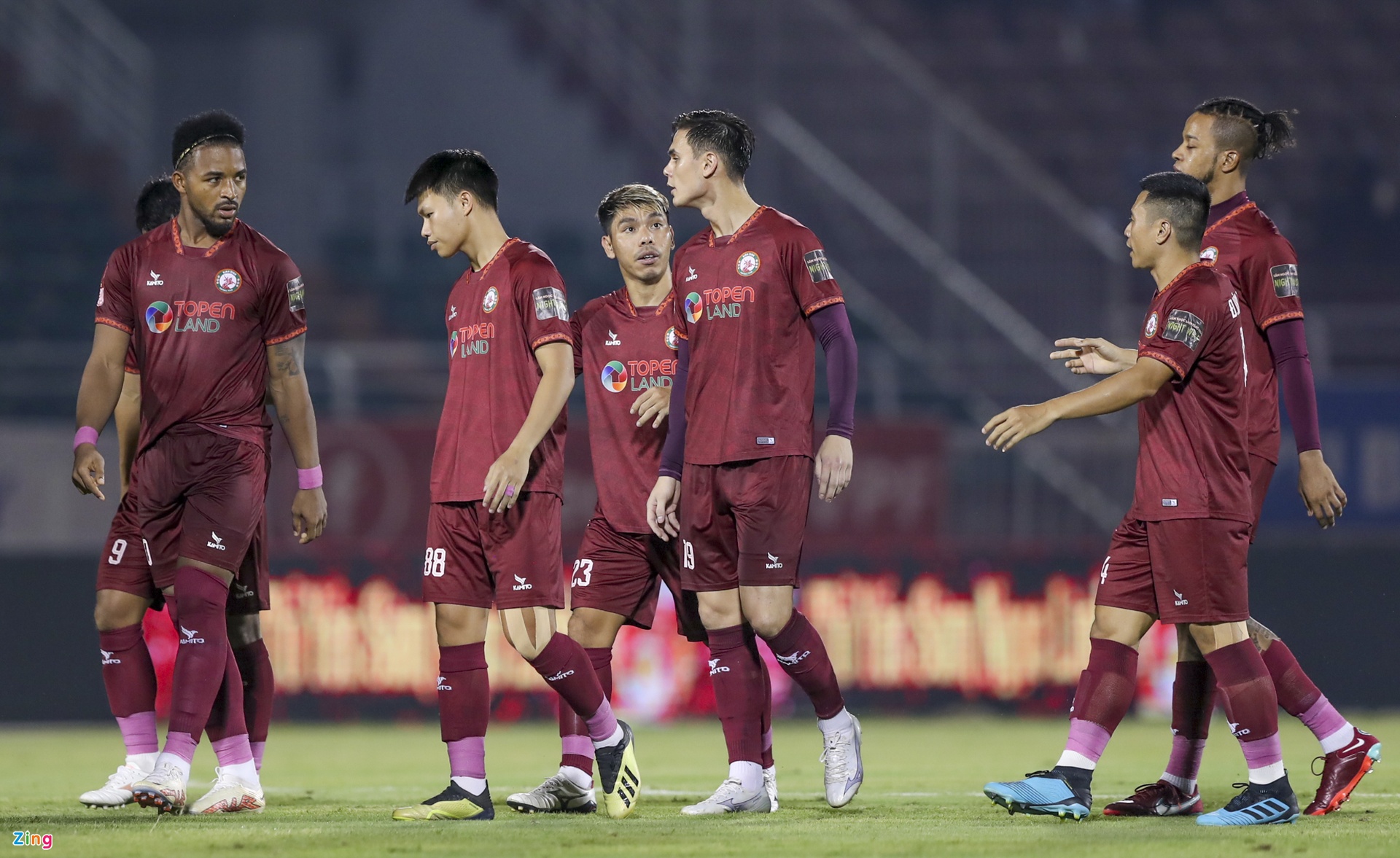 Đặng Văn Lâm cùng bạn gái đến cổ vũ CLB Bình Định-9