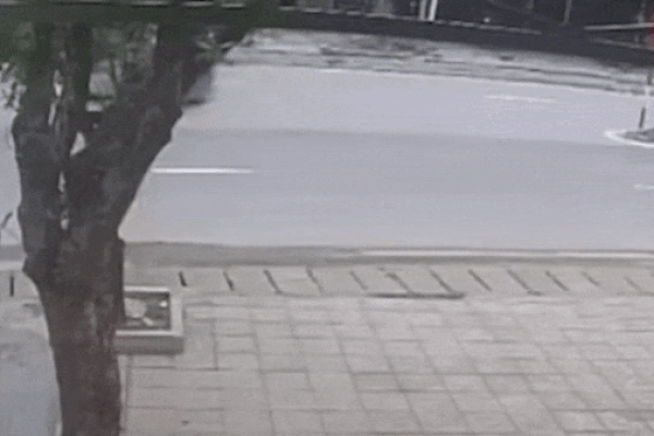 Xe bán tải ngang nhiên đi ngược chiều trên quốc lộ 1-1