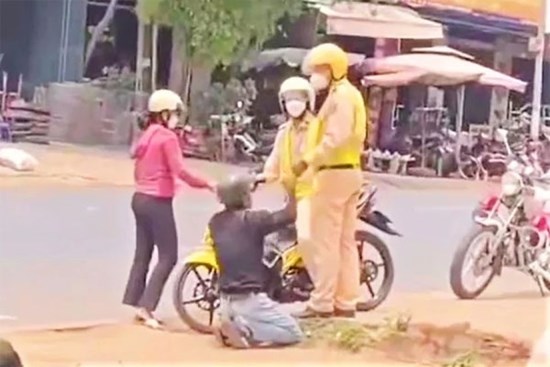 Sự thật clip nam thanh niên quỳ gối trước CSGT ở Đắk Lắk