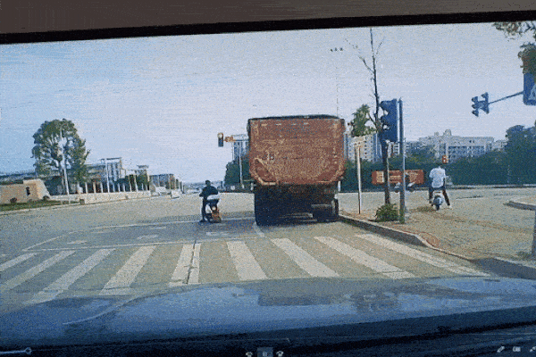 Clip: Xe tải chở sơn lật nghiêng, phát nổ kinh hoàng trên cao tốc-1