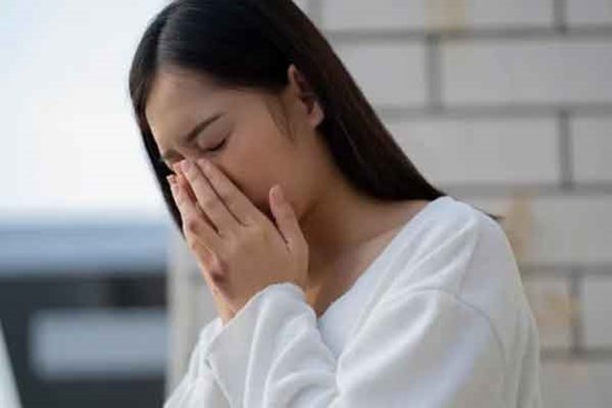 Bật khóc trong xấu hổ vì những việc chồng đã gây nên