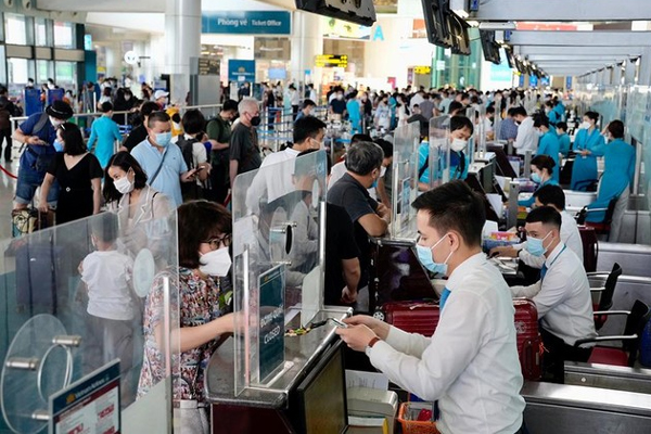 Lý do giá vé máy bay tăng sốc-1