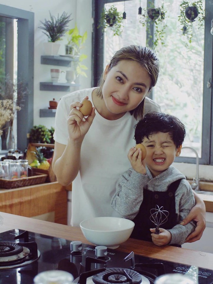 Cách dạy con của nữ diễn viên vừa tố công ty bảo hiểm-2