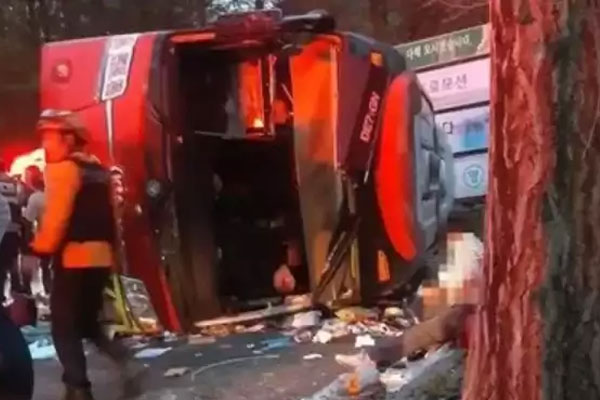 Tai nạn xe bus tại Hàn Quốc khiến 35 người thương vong-1