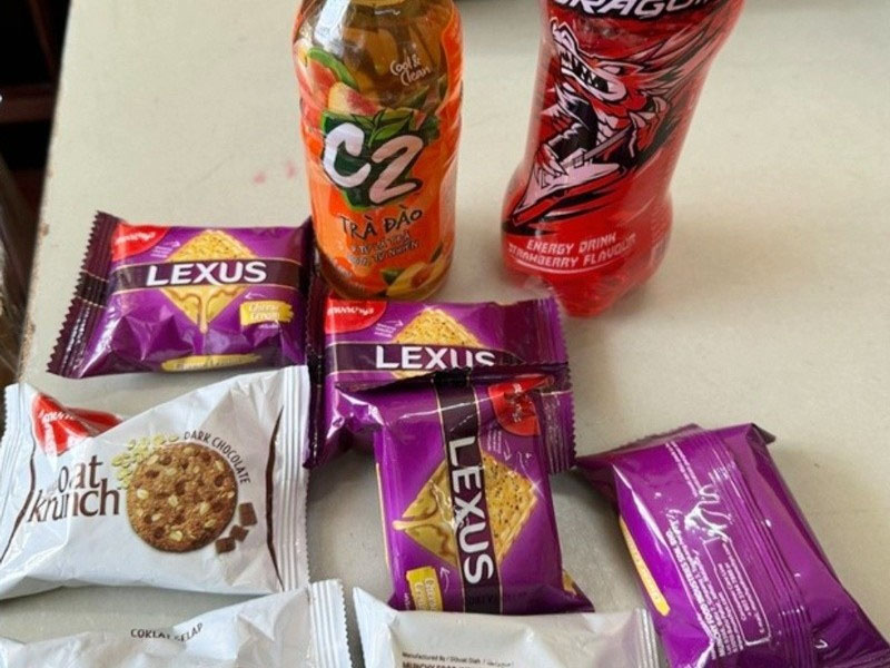 Xử phạt 50 triệu đồng một công ty phát bánh kẹo trước cổng trường-1