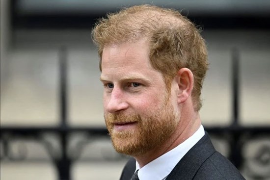Harry khó xử khi chạm mặt Vua Charles và William