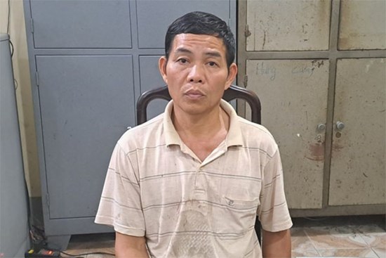 Sát hại hàng xóm vì lôi kéo vợ mình đi ăn chơi, hát hò