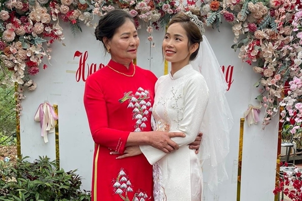 Nhìn mẹ chồng bưng bát cháo vào tận giường chị dâu mà tôi cay mắt-2