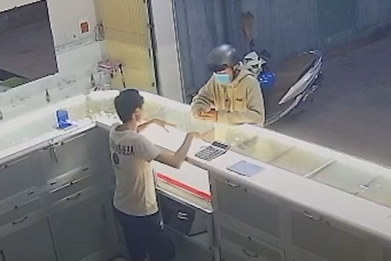 Cảnh thanh niên cướp giật vàng ở Bình Dương