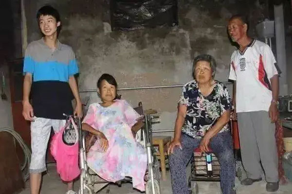 9X rong ruổi phố phường, nhặt ve chai tặng người khó khăn-1