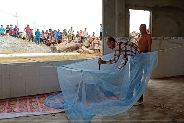 Cháu bé 9 tuổi nghi bị bố dượng hiếp dâm phải nhập viện-2