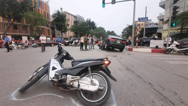 Khởi tố tài xế ô tô tông liên hoàn 17 xe máy ở Hà Nội-2