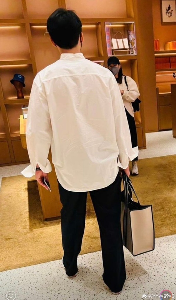 Lộ ảnh Hyun Bin - Son Ye Jin mua sắm ở Nhật trước khi về Hàn Quốc-1