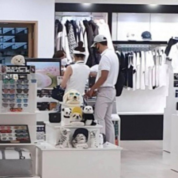 Lộ ảnh Hyun Bin - Son Ye Jin mua sắm ở Nhật trước khi về Hàn Quốc-4