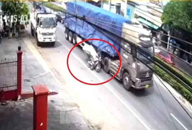 Clip xe đầu kéo cán chết người đi xe máy rồi bỏ trốn-1