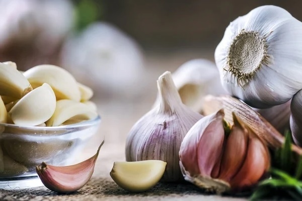 Tuyệt chiêu bóc vỏ tỏi đơn giản, nhanh chóng không sợ ám mùi-1