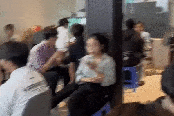 Chàng trai xông vào quán cà phê lật tẩy nhóm nghi là đa cấp đang 