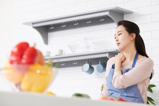 Nhìn mẹ chồng bưng bát cháo vào tận giường chị dâu mà tôi cay mắt