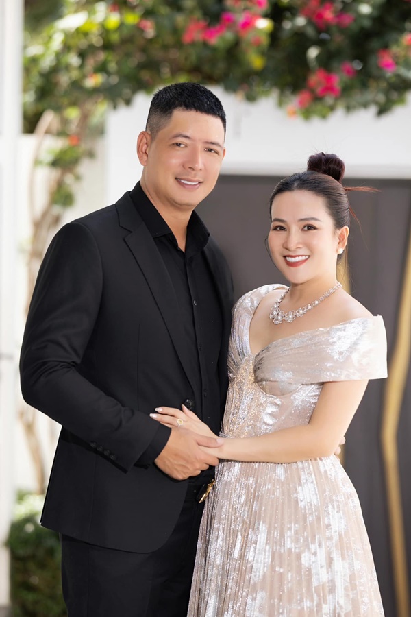 Hôn nhân ngọt ngào 15 năm của MC Bình Minh và vợ doanh nhân-3