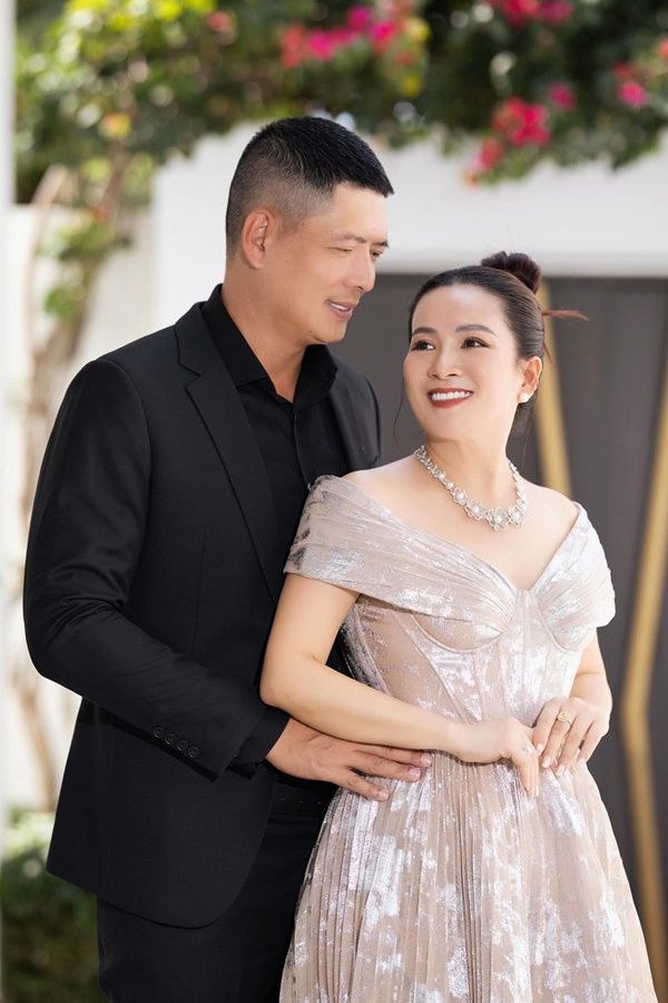 Hôn nhân ngọt ngào 15 năm của MC Bình Minh và vợ doanh nhân-6