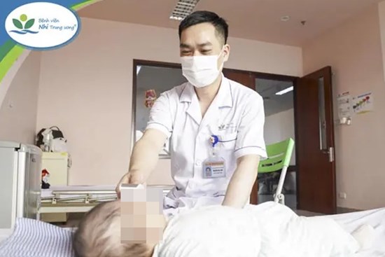 Bị người nhà bất cẩn nhỏ nhầm acid vào miệng, bé gái 3 tháng tuổi bị bỏng khoang miệng