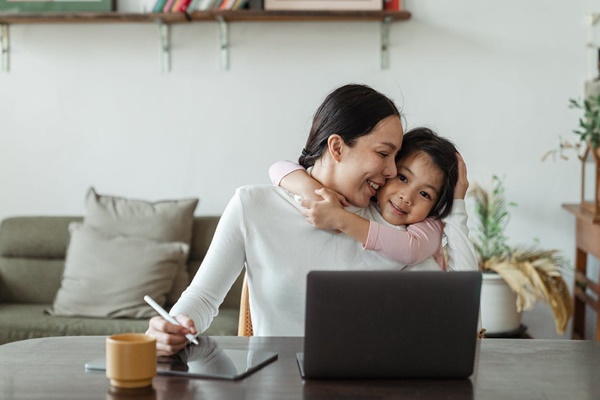 Mẹ có yêu con không, câu trả lời của 2 em bé thể hiện quan điểm giáo dục trái ngược-1