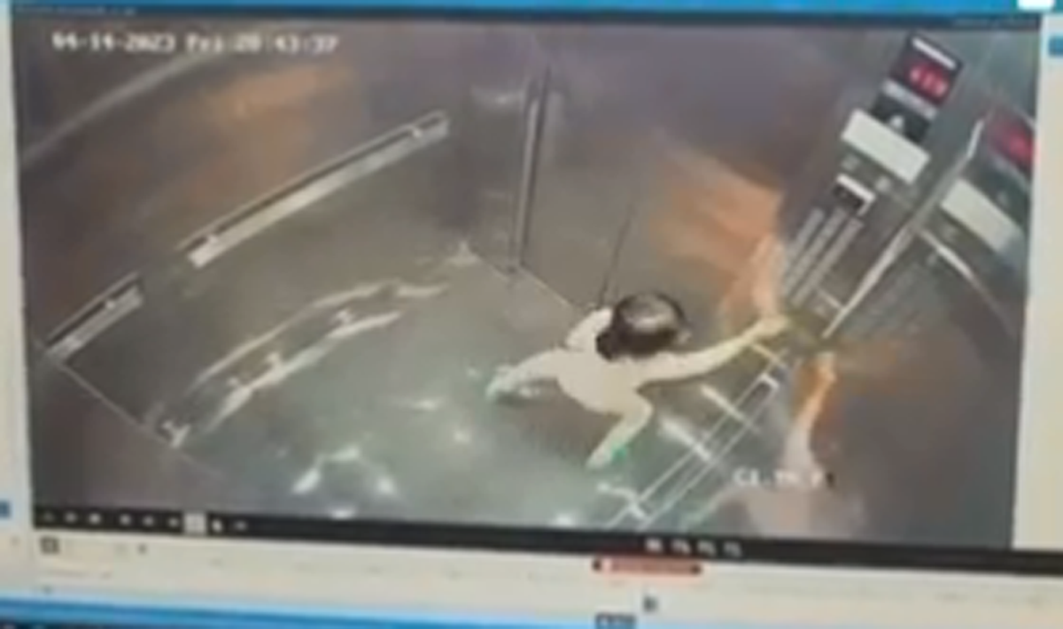 Bà cố gắng giải cứu cháu gái bị mắc kẹt trong thang máy ở Hà Nội-1