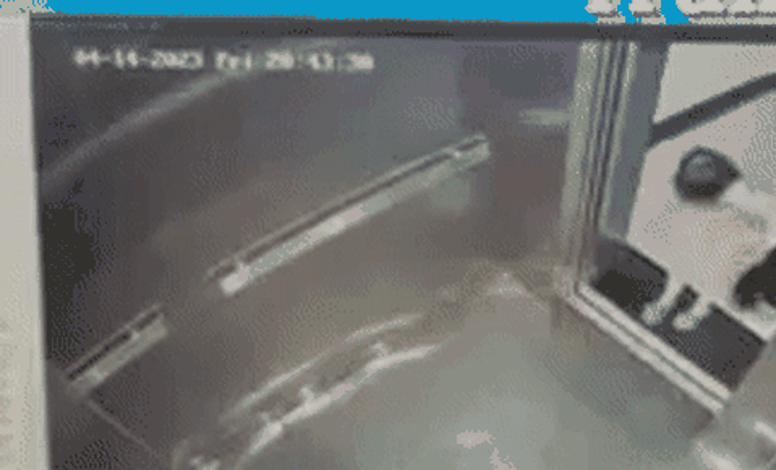 Bà cố gắng giải cứu cháu gái bị mắc kẹt trong thang máy ở Hà Nội-2