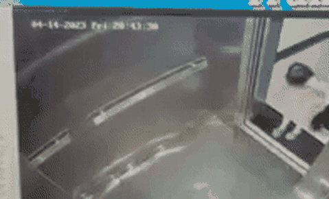 Bà cố gắng giải cứu cháu gái bị mắc kẹt trong thang máy ở Hà Nội-2