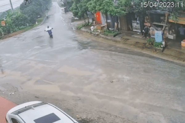 Qua đường thiếu quan sát, tài xế xe máy điện suýt mất mạng