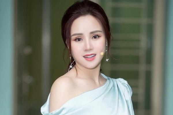Soi thời trang bỉm sữa mỗi lần đi sân bay của bà mẹ 3 con Vy Oanh-10