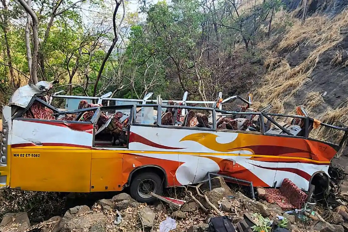 Xe buýt rơi xuống hẻm núi ở Ấn Độ, 13 người thiệt mạng-1