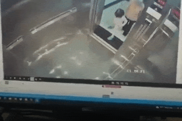 Camera ghi hình cụ bà cố gắng giải cứu cháu gái kẹt trong thang máy