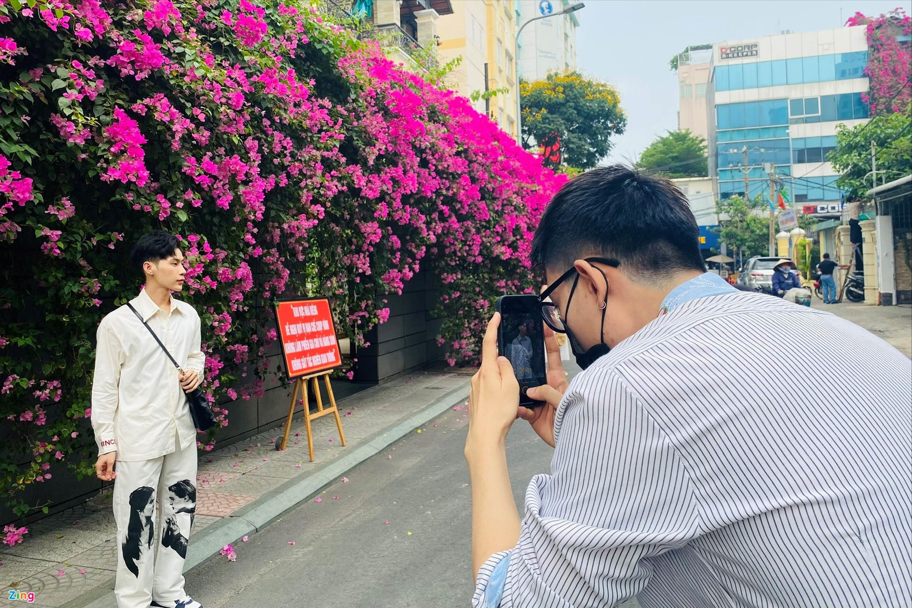 Đường hoa giấy nổi tiếng ở TP.HCM xuất hiện biển hạn chế chụp hình-2