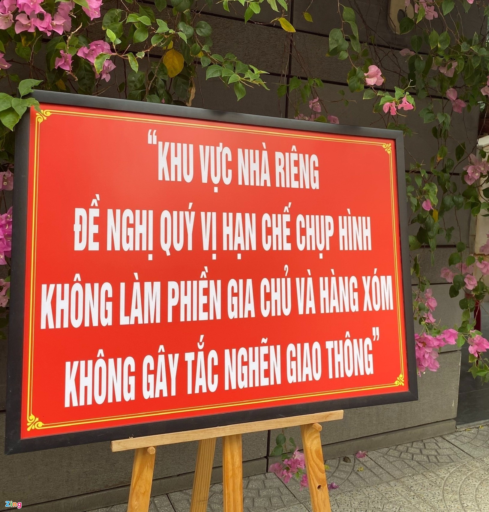 Đường hoa giấy nổi tiếng ở TP.HCM xuất hiện biển hạn chế chụp hình-1