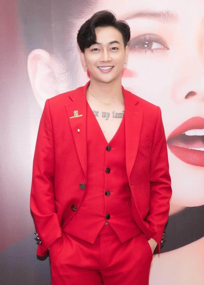 Ca sĩ nhóm HKT và vũ công bị màn hình led đổ đè trúng người khi đang hát-1